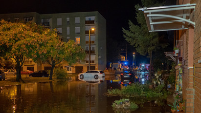 Katasztrófahelyzet Baján: víz alá került a déli városrész a felhőszakadás után - Fotók