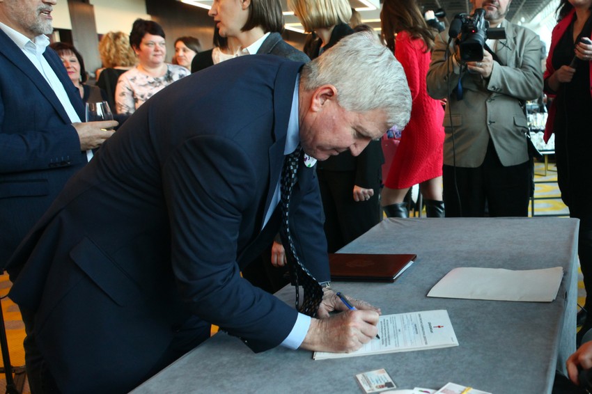 Ambasador Amerike postaje donor