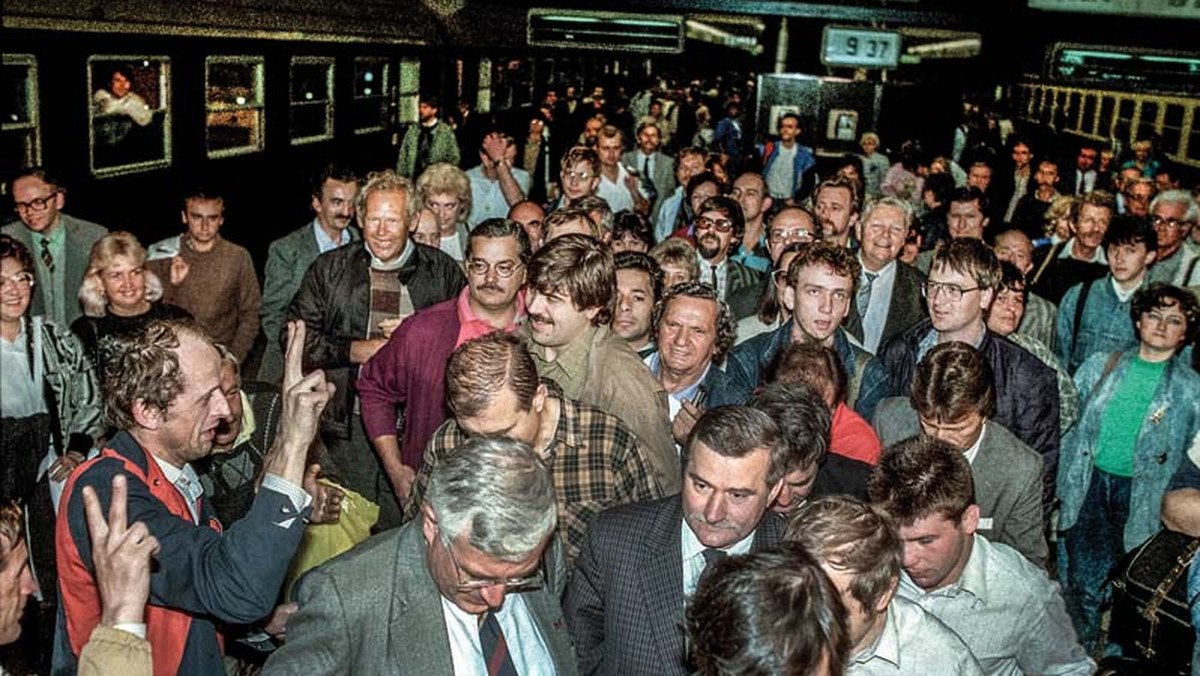 W 1981 Jaruzelski wyprowadził na ulicę czołgi, brutalnie przerywając karnawał "Solidarności", a Polska pogrążyła się w czasie beznadziei. Niecałe 10 lat później wybuchła olbrzymia radość. Zbliżał się czas wielkich przemian i wielkich nadziei. Jak ten czas zapisał się na kliszy fotograficznej i w pamięci Chrisa Niedenthala?