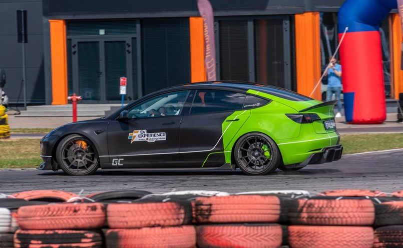 EV Experience i driftująca Tesla