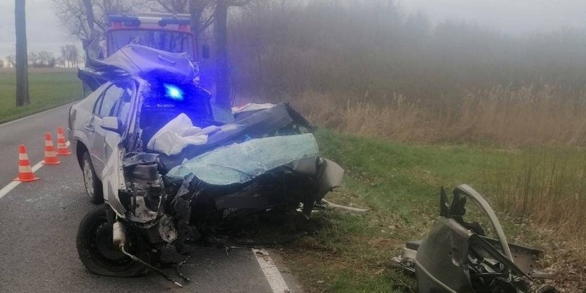 Wypadek w pobliżu Śremu. Życie stracił 27-letni kierujący.