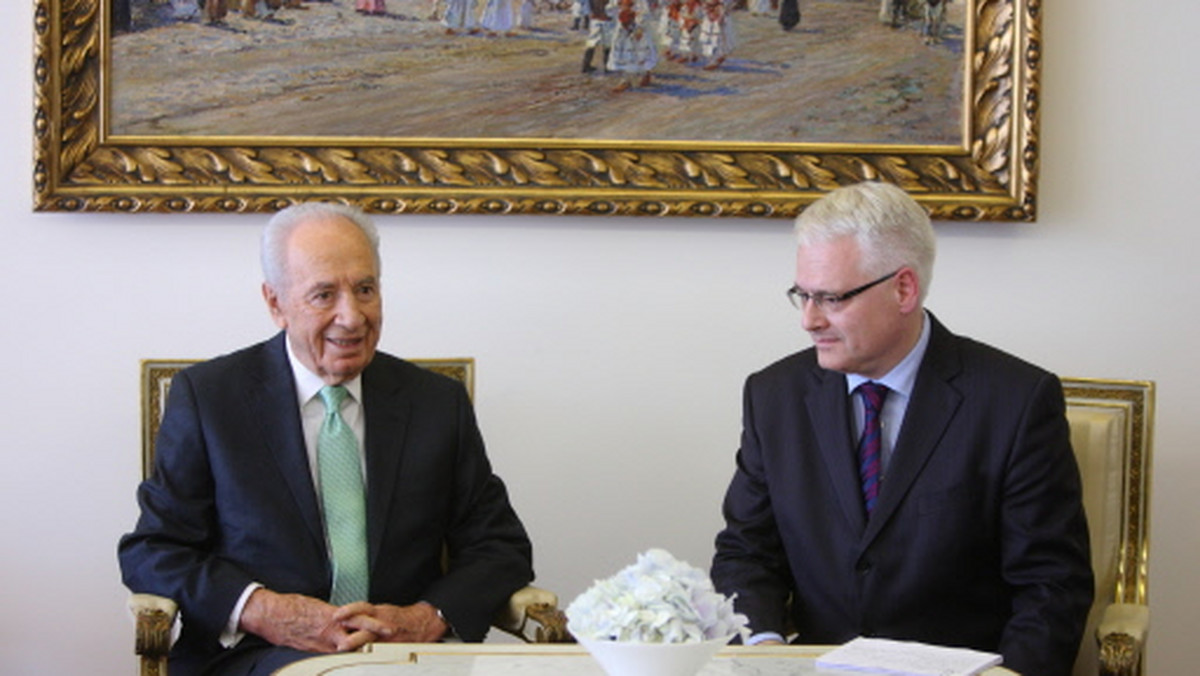 Ukraina, która łączy Wschód z Zachodem, może zostać pośrednikiem w rozwiązaniu konfliktu arabsko-izraelskiego - oświadczył w środę, w trakcie wizyty w Kijowie, prezydent Izraela Szimon Peres.