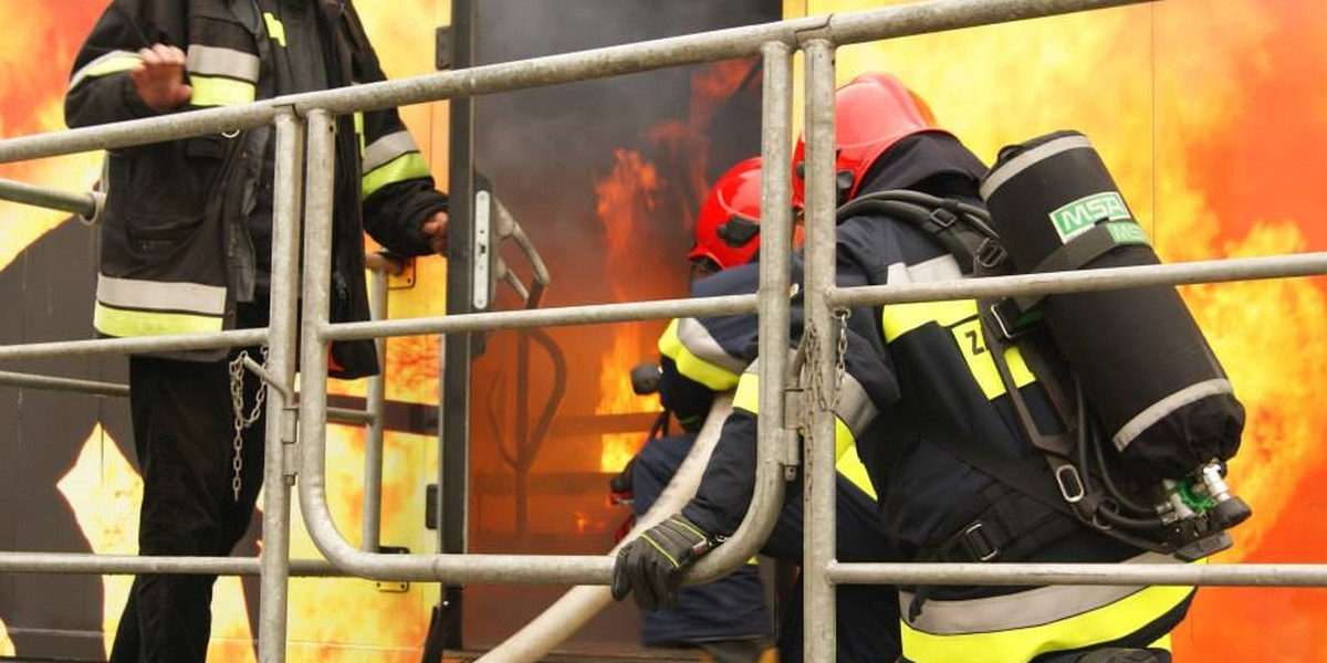 Pożar hali w Markach. Akcja gaśnicza straży pożarnej