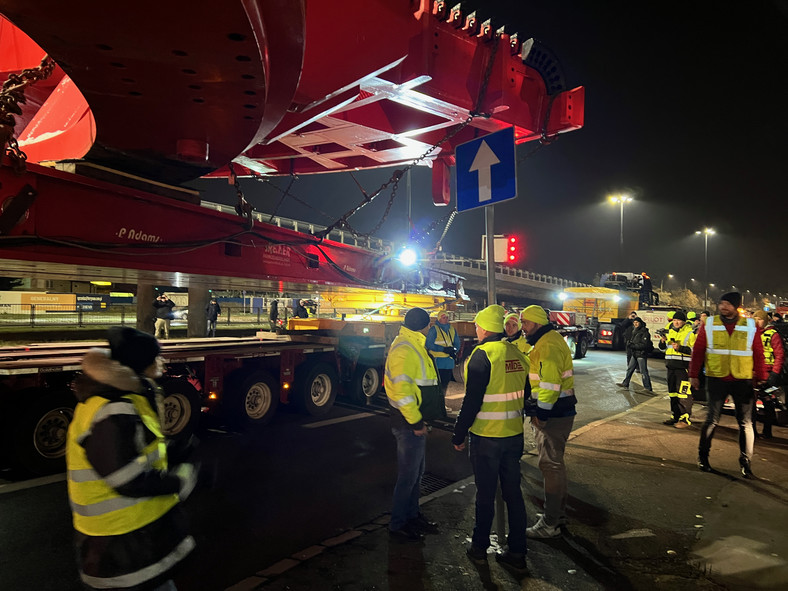 Transport gigantycznej maszyny TBM w Warszawie