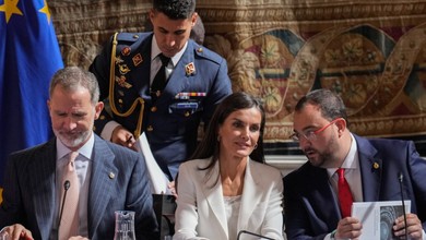 Trudno byłoby lepiej nosić letni biały total look. Królowa Letycja zadała szyku na spotkaniu z Madrycie [FOTO]