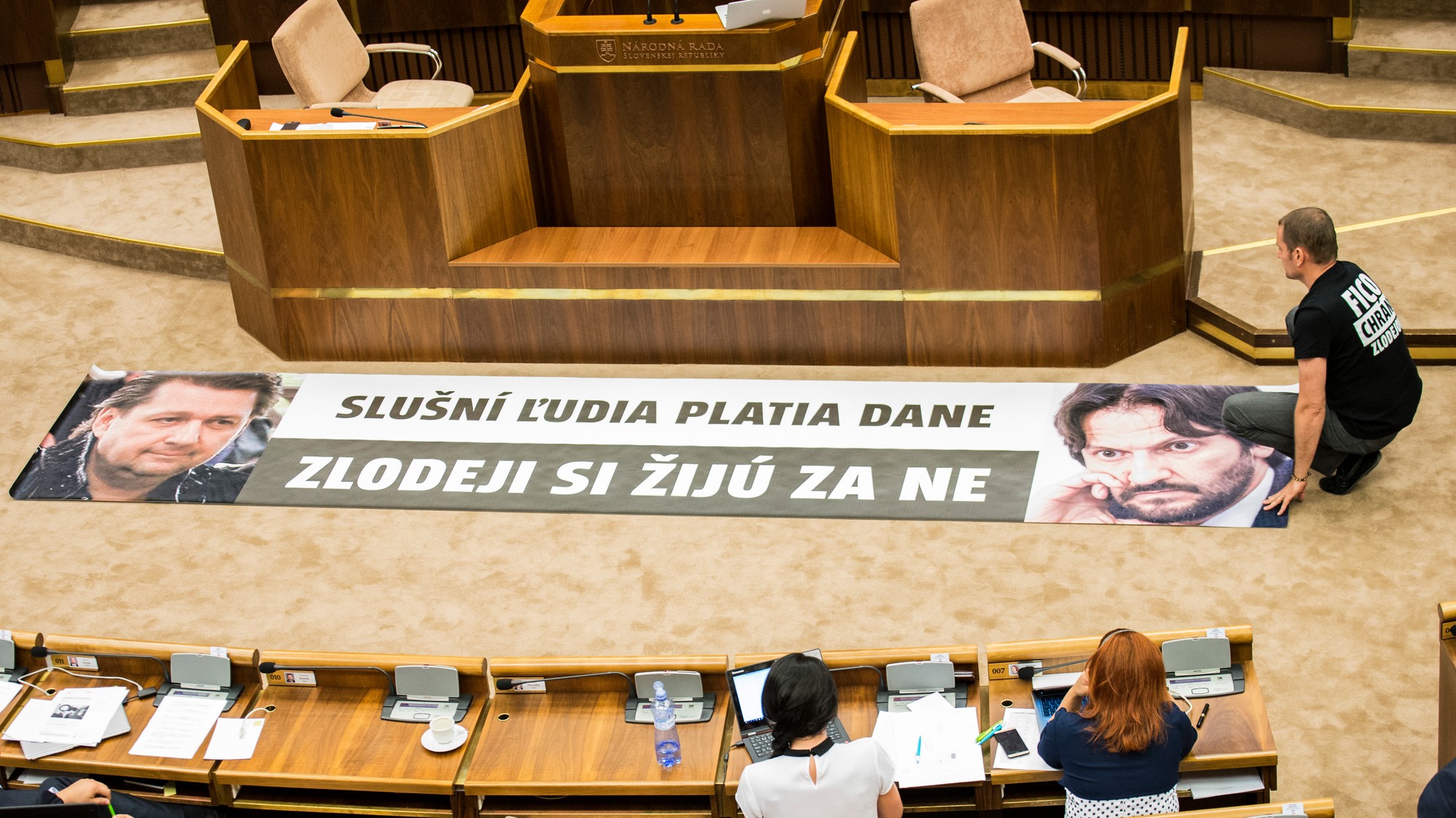 Igor Matovič v roku 2016 rozprestrel v parlamente transparent