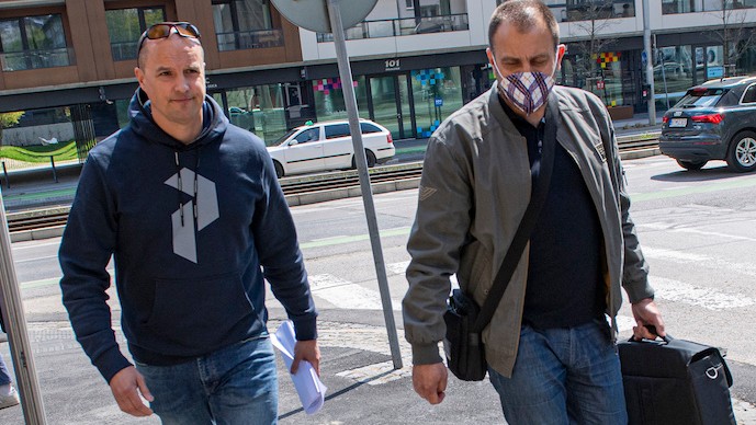 Advokát David Lindtner (vľavo) a Svetozár Chabada mladší odchádzajú po zadržaní exministra vnútra Roberta Kaliňáka z Prezídia Policajného zboru SR v Bratislave v stredu 20. apríla  2022.