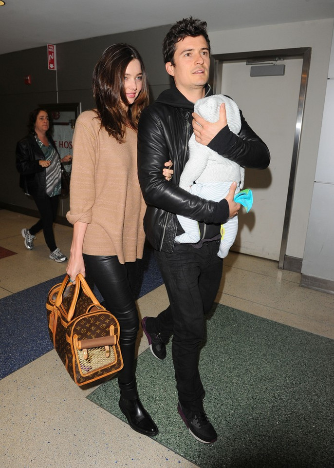 Miranda Kerr i Orlando Bloom z synem na lotnisku w Nowym Jorku