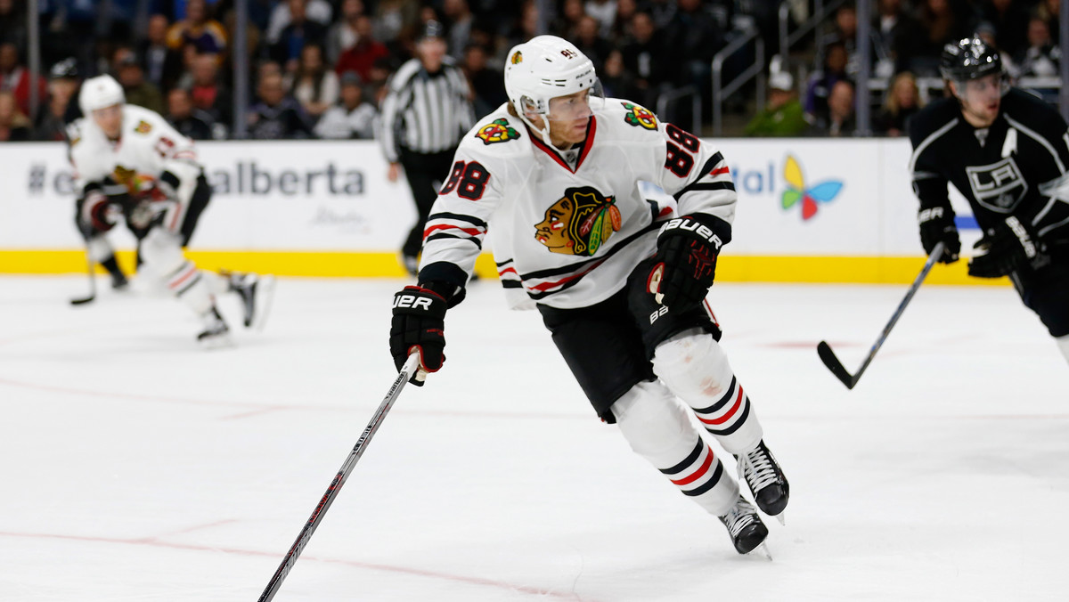 Chicago Blackhawks pokonali Boston Bruins 6:4, co oznaczało dla Niedźwiedzi przedłużenie pobytu poza czołową ósemką Konferencji Wschodniej. W ekipie z Wietrznego Miasta hat trickiem popisał się Patrick Kane, który tym samym zdobył też setny punkt w sezonie. Patrick Roy trener Colorado Avalanche wyraził niezadowolenie, z powodu zachowania swojego gracza po strzelonej przez niego bramce.