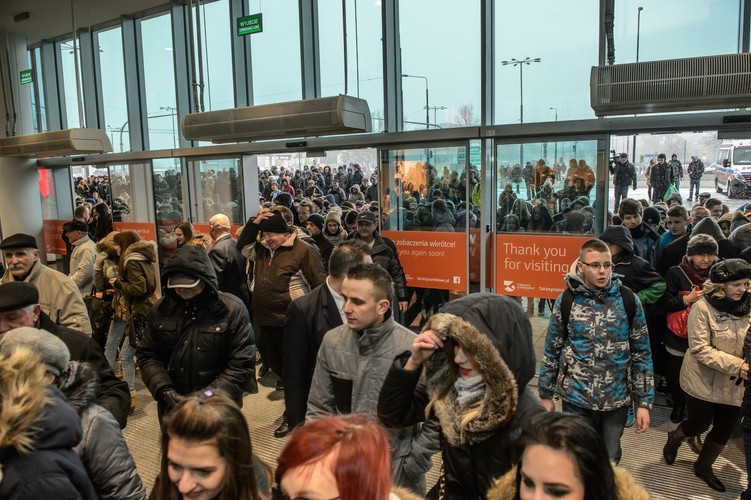 Tarasy Zamkowe to nowoczesne centrum handlowo-rozrywkowe, zlokalizowane w ścisłym centrum Lublina w pobliżu historycznego Zamku, pomiędzy Alejami Unii Lubelskiej i Tysiąclecia. Jego projekt to kombinacja unikalnej architektury z zachowaniem ekologicznych standardów. <br><br>fot.  (mgo) PAP/Wojciech Pacewicz