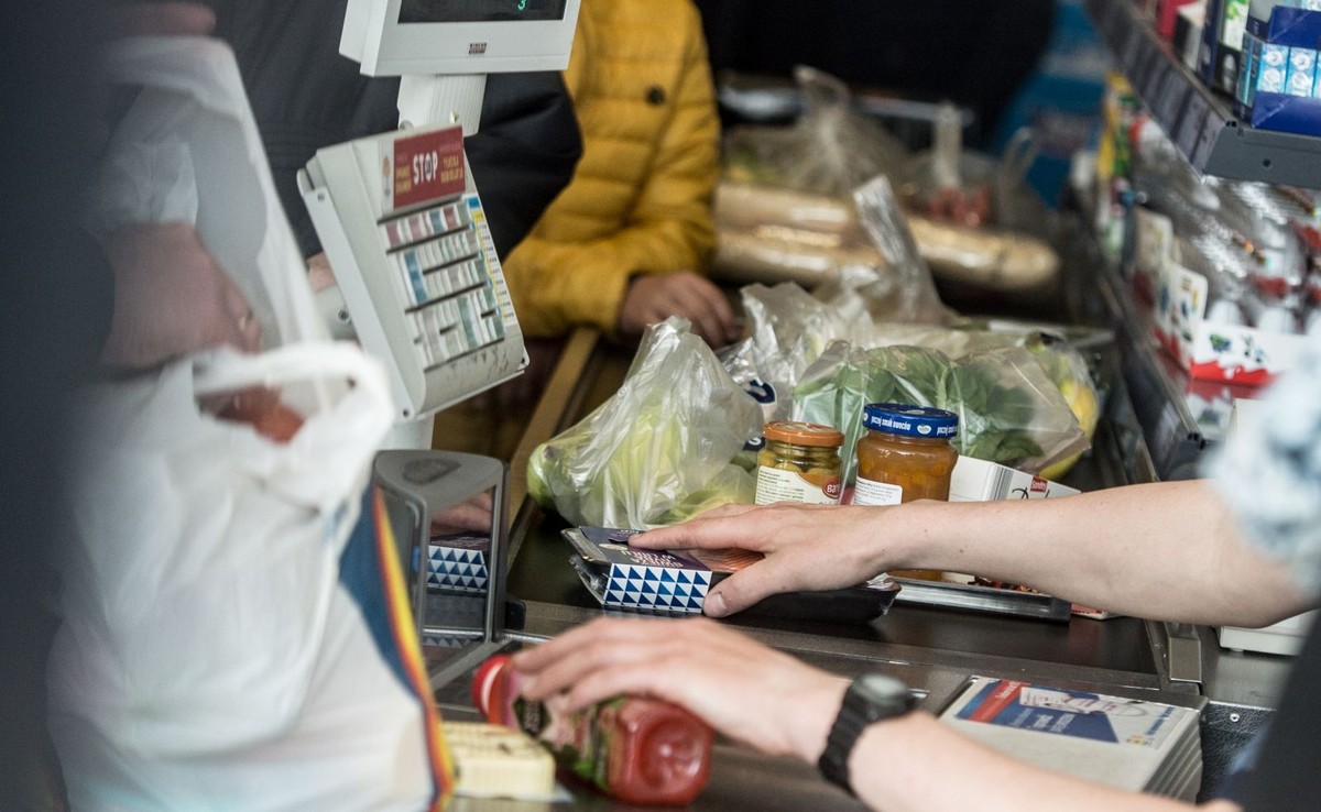 Kolejka do kas w jednym ze strajkujących łódzkich marketów