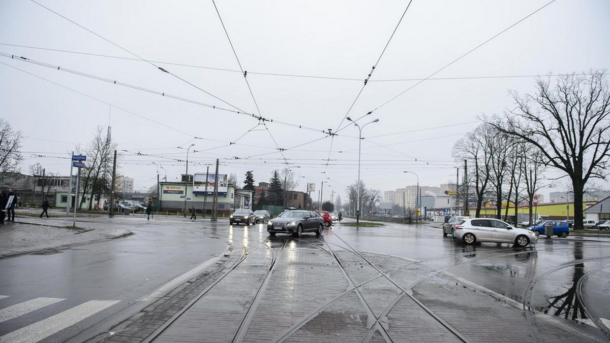 Od soboty rozpoczyna się przebudowa Dąbrowskiego na odcinku od Rzgowskiej do Podgórnej. To jeden z elementów szerszego projektu "Tramwaj dla Łodzi", wartego ponad sześćset milionów złotych. Zakłada on, między innymi, że w mieście pojawi się 30 nowych tramwajów, które pojadą po wyremontowanych torowiskach - odnowionych zostanie 13 kilometrów torów.