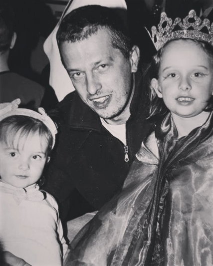 Iga Świątek w dzieciństwie (na zdjęciu z tatą Tomaszem i starszą siostrą Agatą)