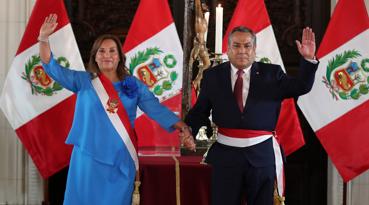 Dina Boluarte perui államfő balra látható, mellette jobbra Gustavo Adrianzen új perui miniszterelnök/Fotó: MTI/EPA/EFE/Paolo Aguilar