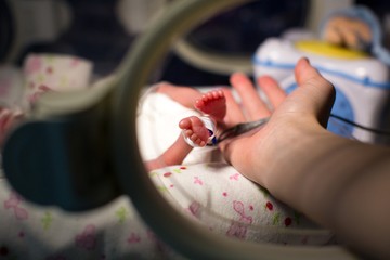 Magyarországon elkeserítően sok a koraszülés, és ebben az apák is hibásak!