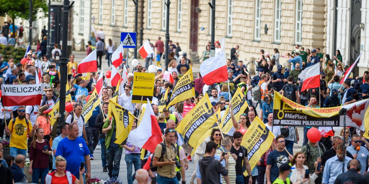 Sytuację zaognił kryzys związany z pandemią koronawirusa. Na początku czerwca protestowali już przedsiębiorcy, teraz na ulice chcą wyjść pocztowcy, stewardessy i pracownicy socjalni.