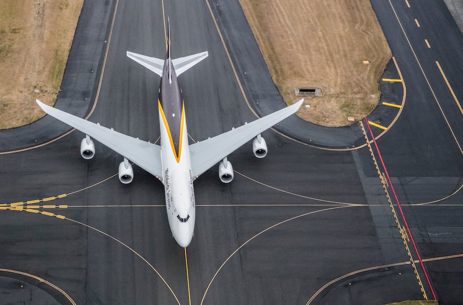 Boeing 747-8F mierzy 76 metrów długości i 68 metrów szerokości. Jego całkowita wysokość odpowiada 6-piętrowemu budynkowi. Boeing podaje, że w ładowniach pomieściłby blisko 11 tys. sztabek złota