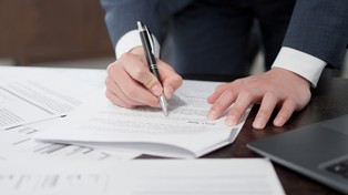 Zatrudnienie osoby z niepełnosprawnością – czy przysługuje dofinansowanie, jeśli wcześniej pracowała na umowie zlecenie?