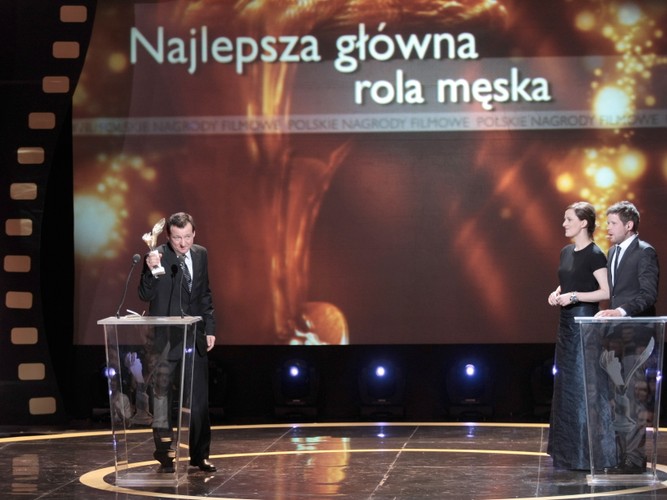 Robert Wieckiewicz z nagrodą przyznaną w kategorii najlepsza rola męska za film 'Różyczka'
