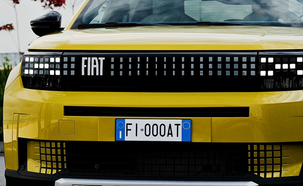 Nowy Fiat Grande Panda wjeżdża na rynek jako samochód z silnikiem benzynowym 1.2. Będzie też wariant elektryczny