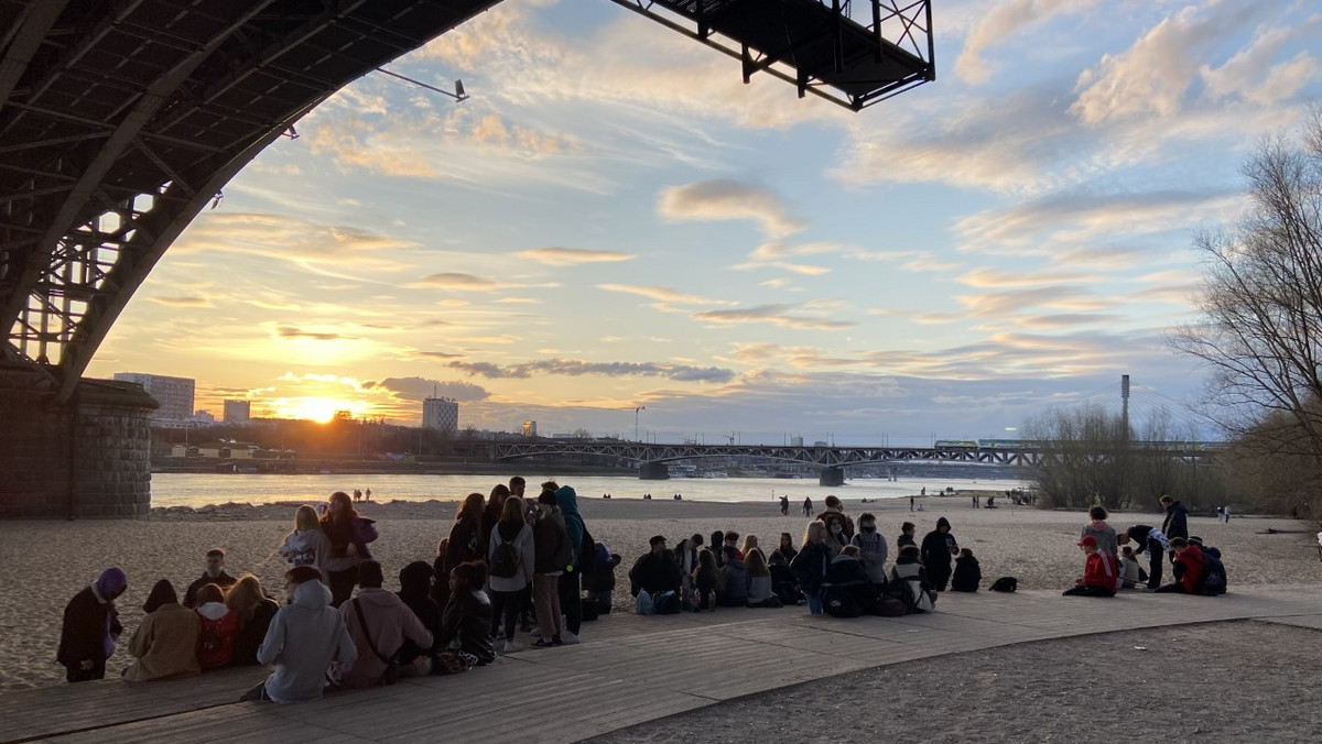 Pomimo apeli prezydentów miast i policji, trudno się powstrzymać od korzystania z ładnej, wiosennej pogody. Od kilku dni na bulwarach i plażach w całej Polsce gromadzą się ludzie zmęczeni izolacją w czterech ścianach. Nie inaczej jest w piątek - w stolicy znowu tłumy młodych ludzi nad Wisłą. 