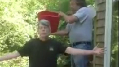Stephen King dał się oblać zimną wodą w ramach Ice Bucket Challenge
