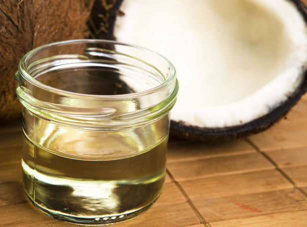 Czemu służy oil pulling, czyli płukanie ust olejem?