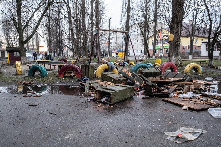 Zrujnowane domy, zmiażdżone czołgami samochody, leje po pociskach - korespondenci Faktu opisują to, co widzieli w czasie podróży z Polski do Kijowa na Ukrainie