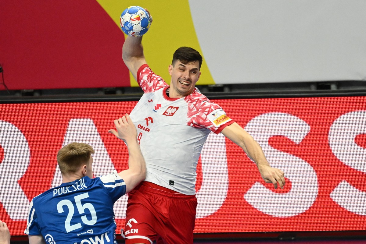 Polak Szymon Sićko (P) i Vilhelm Poulsen (L) z Wysp Owczych podczas meczu grupy D mistrzostw Europy piłkarzy ręcznych w Berlinie