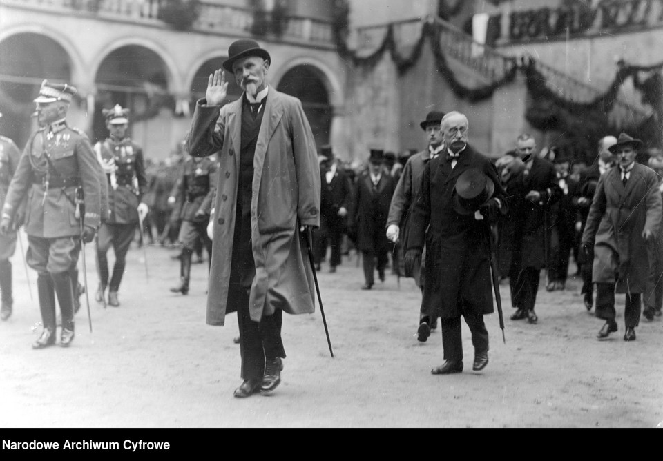 Prezydent RP Stanisław Wojciechowski na Wawelu. Widoczny m.in. wojewoda krakowski Władysław Kowalikowski w 1925 r.