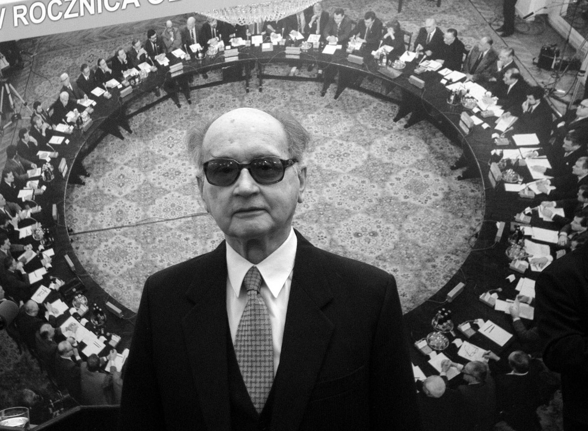 Na zdjęciu archiwalnym z 06.04.2004 r. b. prezydent gen. Wojciech Jaruzelski podczas uroczystości XV Rocznicy Okrągłego Stołu, w pałacu prezydenckim w Warszawie. Wojciech Jaruzelski zmarł 25.05.2014. W lipcu skończyłby 91 lat. (kru/mr) PAP/Radek Pietruszka