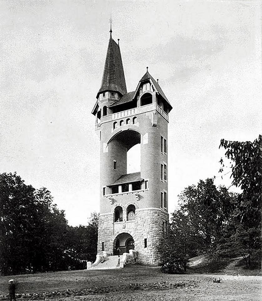 Wieża Cesarza Wilhelma na wzgórzu w Lesie Osobowickim