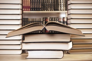 Myśleć po starogrecku. Recenzja książki 'Tu jest Grecja! Antyk na nasze czasy'