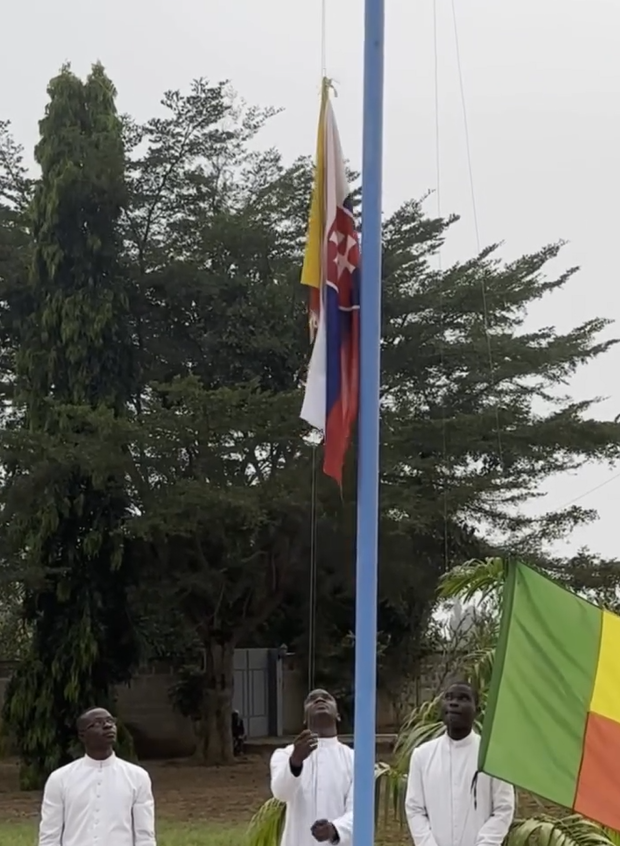 Študenti vyvesili na stožiar slovenskú vlajku.