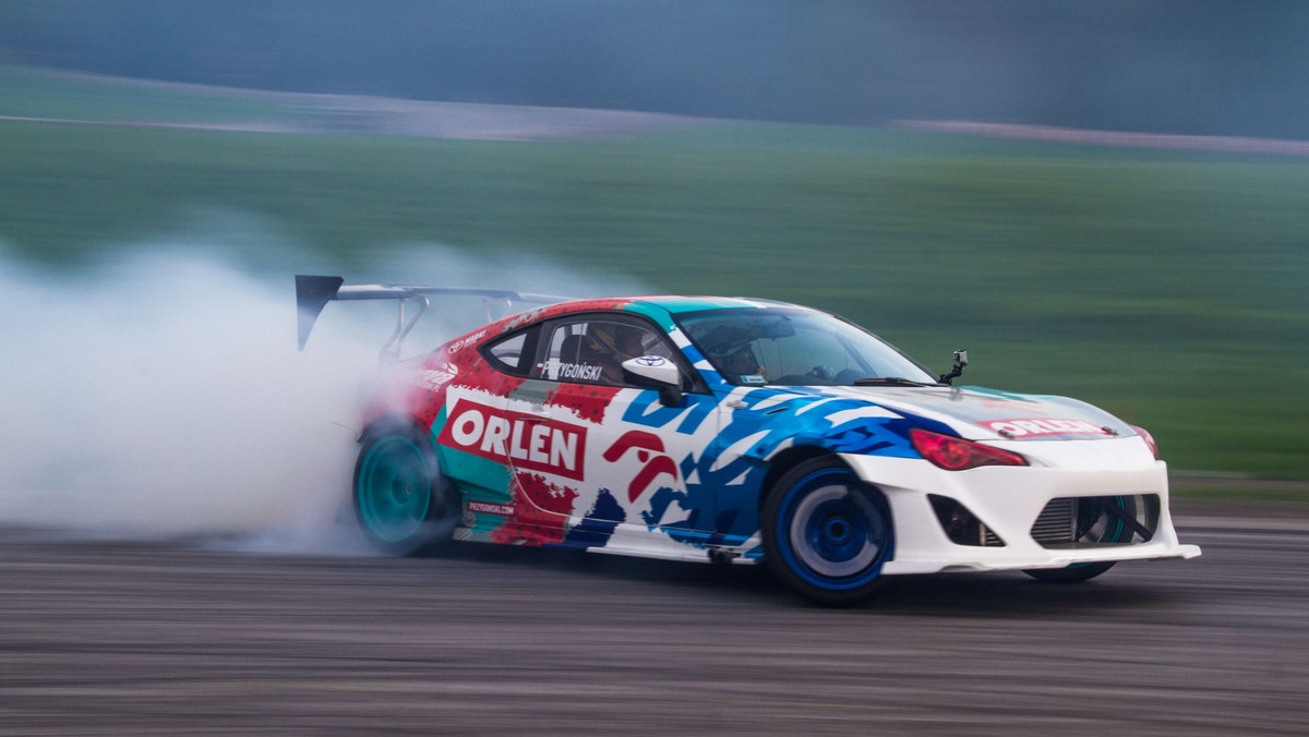 Jakub Przygoński, zawodnik ORLEN Team, powraca na uliczną, driftingową trasę wokół płockiej ORLEN Areny, gdzie w zeszłym roku zwyciężył. III eliminacja Driftingowych Mistrzostw Polski zaplanowana jest na sobotę (kwalifikacje) oraz niedzielę (finały), 22 i 23 czerwca.