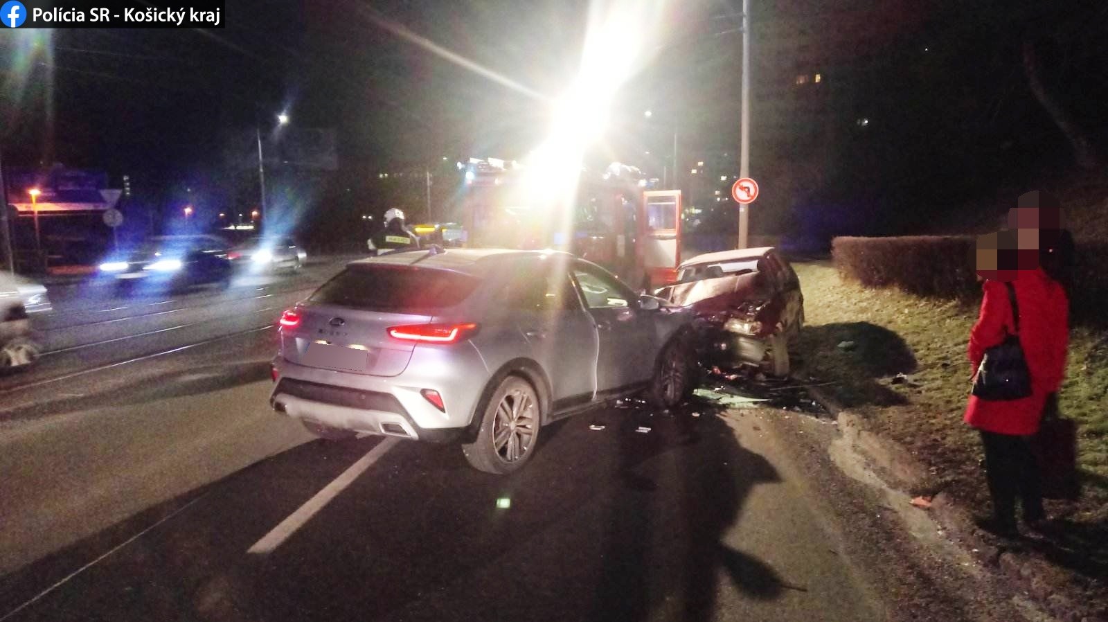 Pri čelnej zrážke dvoch áut v Košiciach zahynul jeden z vodičov.