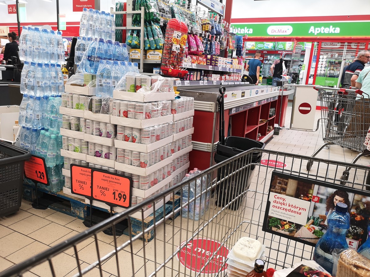 Legionowo,,Poland,-,August,1,,2022:,Shopping,Basket,And,Queue