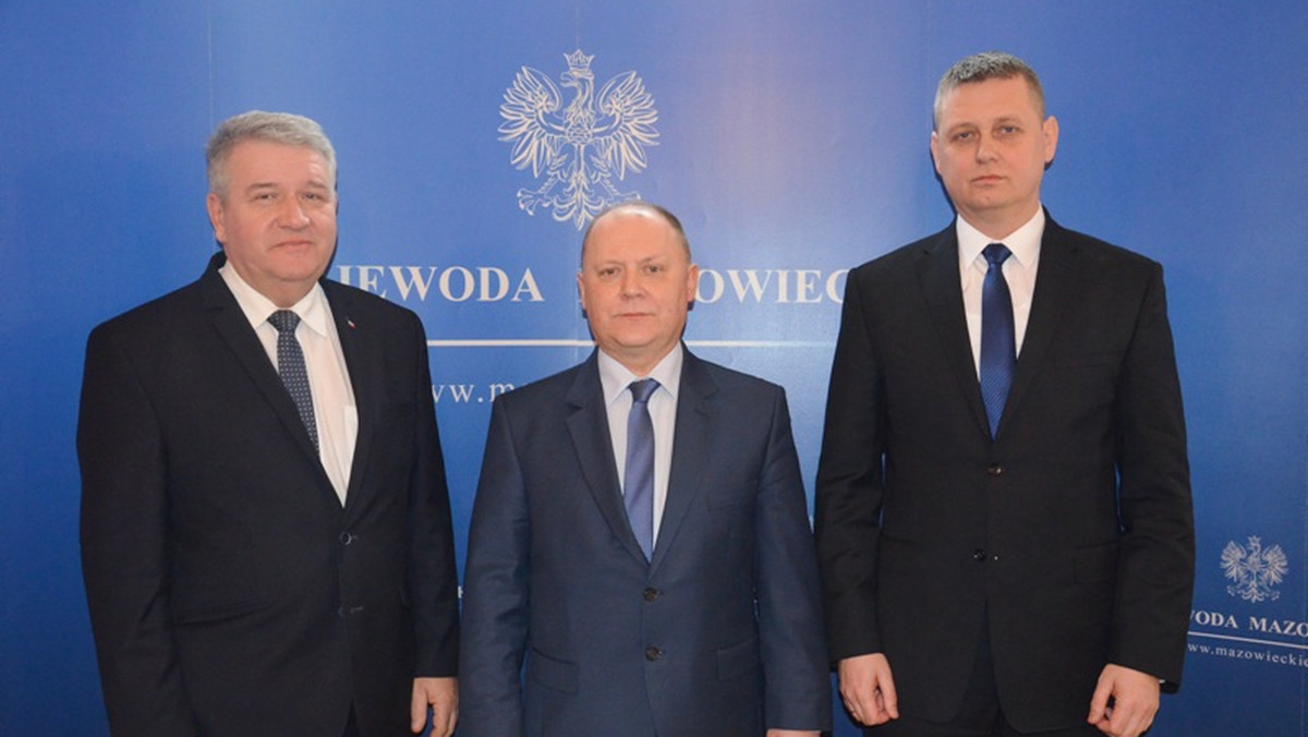 Sylwester Dąbrowski i Artur Standowicz – to nowi wicewojewodowie mazowieccy. Powołania, w imieniu premier Beaty Szydło, wręczył swoim zastępcom wojewoda Zdzisław Sipiera. Obaj panowie mają doświadczenie w samorządzie i administracji.