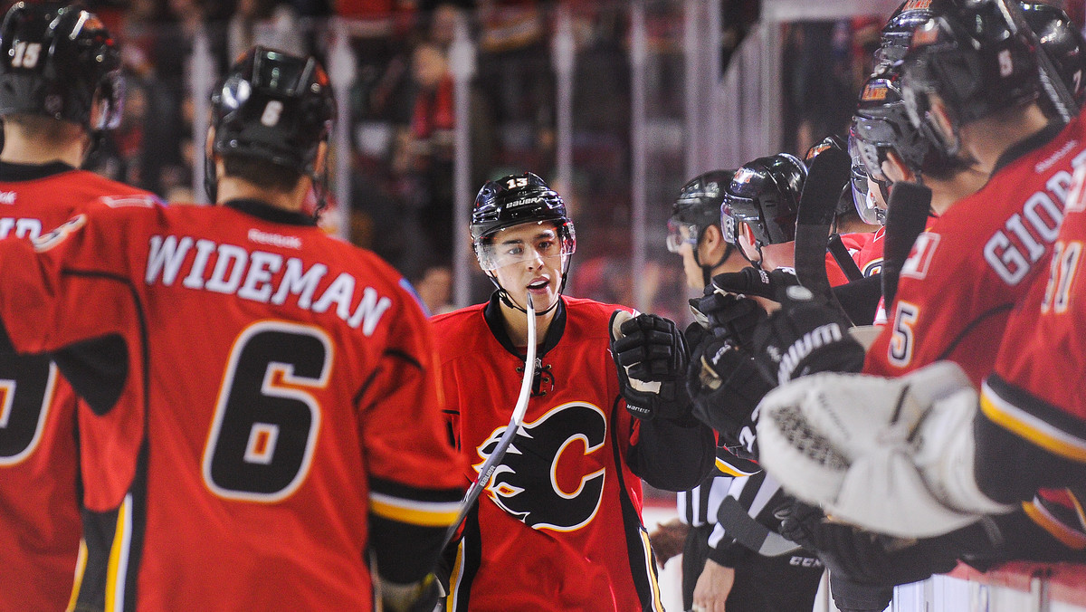 Kilkanaście godzin po tym jak Calgary Flames zapowiedzieli iż poruszą niebo i ziemię, by podpisać nowy kontrakt z Johnnym Gaudreau udało się osiągnąć porozumienie. Amerykański napastnik zgodził się na sześcioletnią umowę wartą 40.5 miliona dolarów.