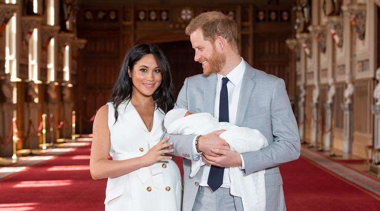 Szerdán mutatták meg a csöppséget a nyilvánosságnak: Harry herceg és Meghan hercegné jól láthatóan nagyon boldog /Fotó: Northfoto