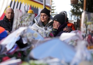 Ljudi odaju poštu žrtvama požara u baru u Krans-Montani, Švajcarska, 2. januara