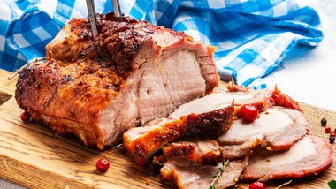 szynka pieczona w miodzie i majeranku. soczysta w środku, z aromatyczn