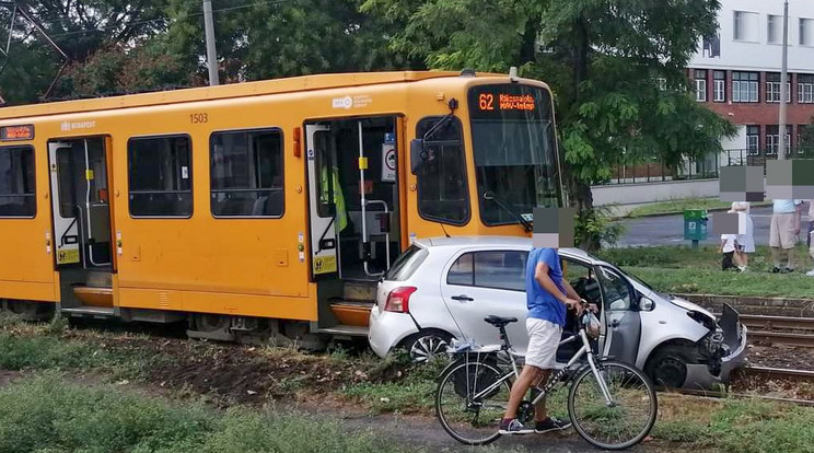 Métereken keresztül tolta maga előtt az elé hajtó autót a villamos Kőbányán /Fotó: Baleset-info