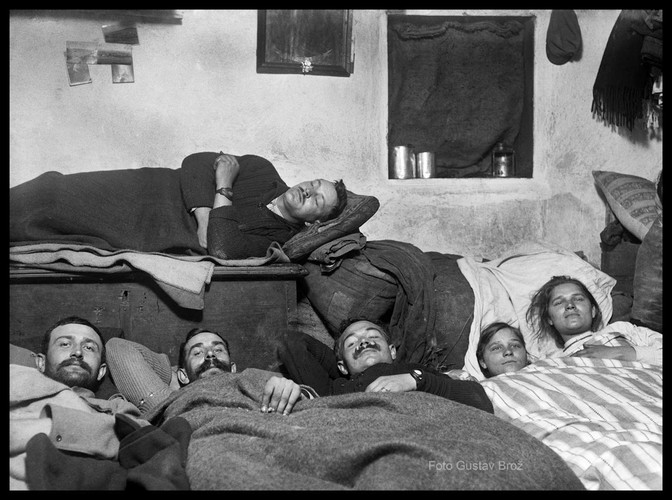 W naszej kuchni z miejscowymi dziewczętami, Brongelówka (obecnie na Ukrainie), 5 grudnia 1915, fot. Gustav Brož.