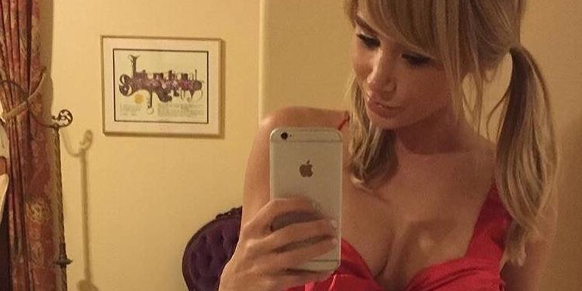 Sara Underwood kusi wdziękami