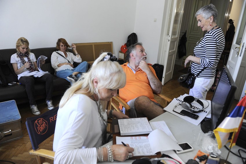Reditelj Miroslav Lekić se dogovora sa članovima ekipe