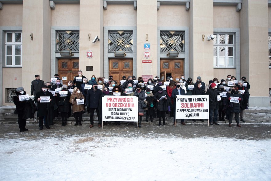 Protest sędziów przed sądem okręgowym w Łodzi