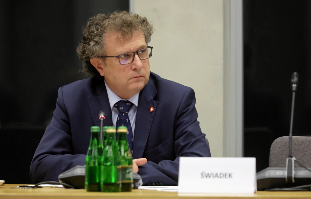 28.10.2024 Warszawa , ulica Wiejska , Sejm . Wezwany na swiadka posel KO, byly prezydent Sopotu Jacek Karnowski zeznaje przed komisja sledcza do zbadania legalnosci , prawidlowosci oraz celowosci czynnosci operacyjno - rozpoznawczych podejmowanych miedzy innymi z wykorzystaniem oprogramowania Pegasus przez czlonkow Rady Ministrow , sluzby specjalne , Policje , organy kontroli skarbowej oraz celno - skarbowej , organy powolane do scigania przestepstw i prokurature w okresie od dnia 16 listopada 2015 roku do dnia 20 listopada 2023 roku . Fot . Kuba Atys / Agencja Wyborcza.pl