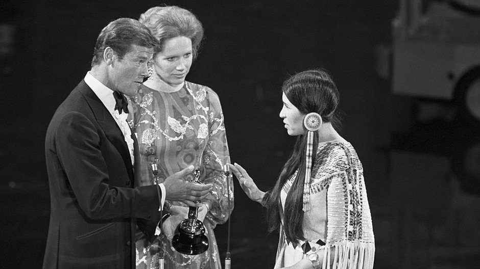 Sacheen Littlefeather odmawia przyjęcia Oscara w imieniu Marlona Brando (1973)