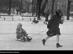 kuligi, jazda na nartach bez wyciągów, ortalionowe kurtki. tak w prl-u